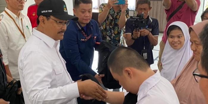 Kunker ke Sukabumi, Gus Ipul Berikan Bantuan bagi Lansia, Penyandang Disabilitas, dan Korban Longsor