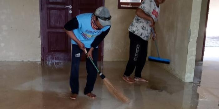 Sambut Pembukaan Kembali oleh Pemerintahan Baru Indramayu, Warga Cikedung Lor Giat Bersihkan RS Reysa