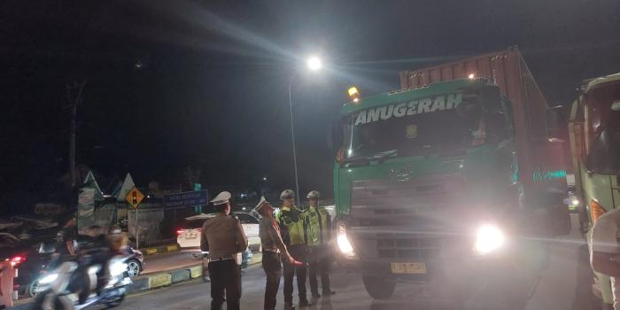 Arus Mudik Lebaran Dimulai, Polres Sukabumi Batasi Kendaraan Sumbu 3 Melintas di Tol Bocimi