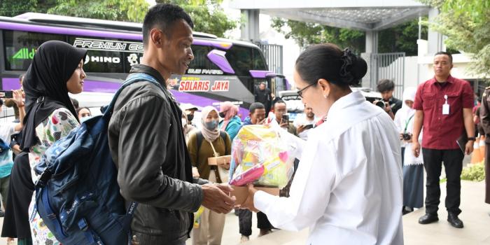 Jelang Lebaran, Kajati Jabar Lepas Keberangkatan Peserta Program Mudik Bareng Bersama Kejati Jabar 2025
