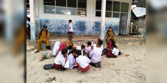 Murid Belajar di Luar Kelas, Simak Foto-Foto Memprihatinkan SDN 74 di Desa Terapung Pulau Masudu di Bombana