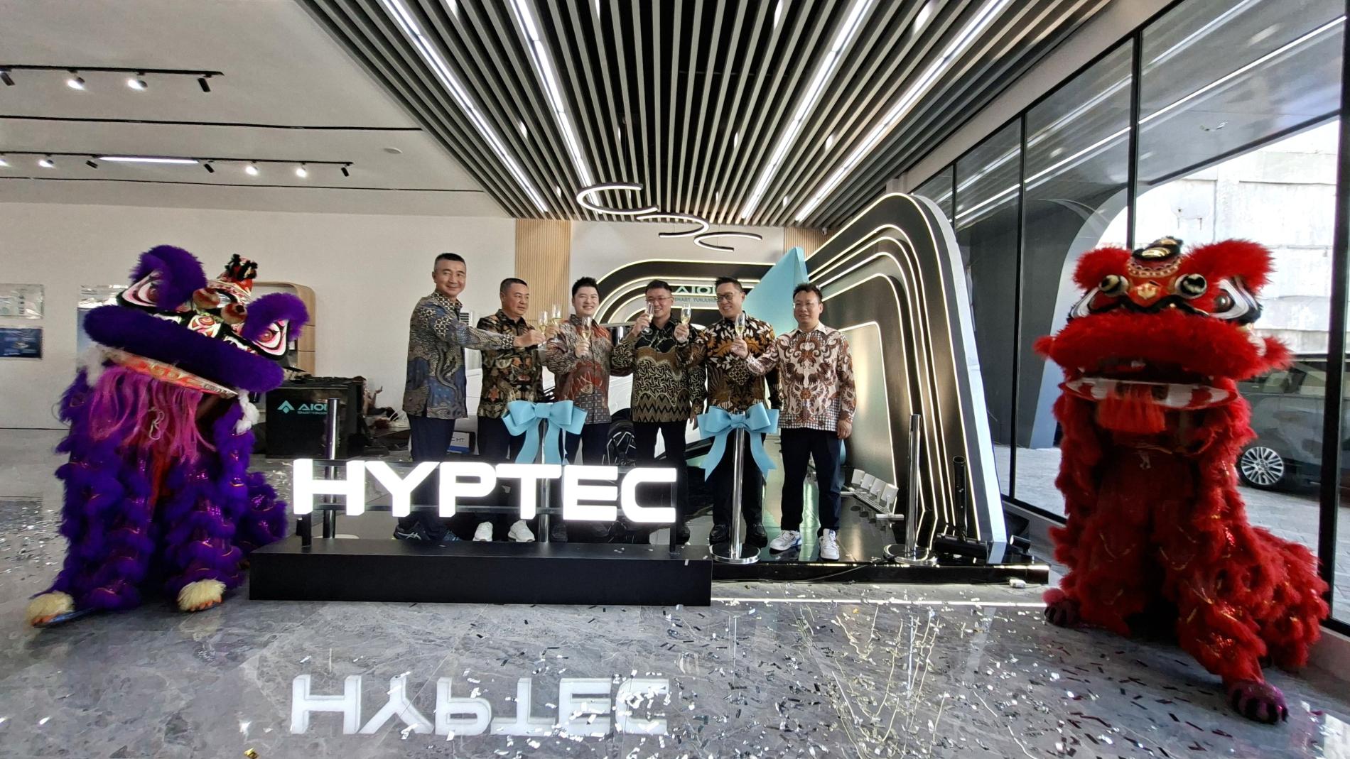 Petugas sedang melakukan pengawasan keamanan pangan di pasar tradisional