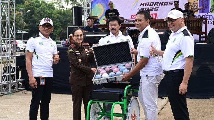 Hadiri Peparda Jabar di Bandung, Kajati Jabar Serahkan Bantuan Alat Olahraga kepada Atlet NPCI Jabar
