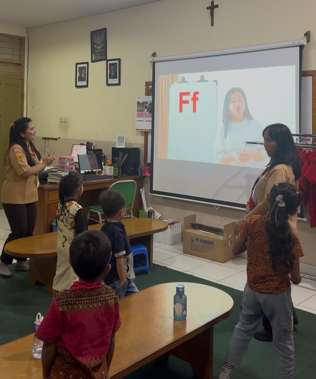 Smart Class ke-5 di SD Ignatius Slamet Riyadi Gatsu Bandung: Diikuti 20 Anak TK B dan Dibimbing 4 Guru