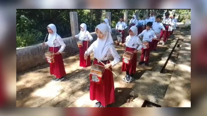Setelah Atraksi dengan Barang Bekas Viral di Medsos, SDN Tegalega Jampangtengah Sukabumi Dapat Peralatan Marching Band Baru dari Presiden Prabowo Subianto