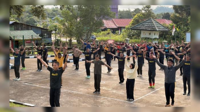 Rayakan HUT Ke-64, Satgas Pamtas Yonarmed 13/Nanggala/1/1 Kostrad Gelar Olahraga Bersama dan Syukuran di Pos Kotis Badau Kapuas Hulu Kalbar