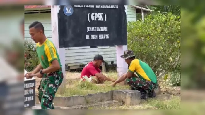 Wujudkan Toleransi Antar-Umat Beragama, Satgas Pamtas Yonarmed 13/Nanggala/1/1 Kostrad dan Warga Kerja Bakti Bersihkan Gereja di Desa Riam Sejawak Kalbar